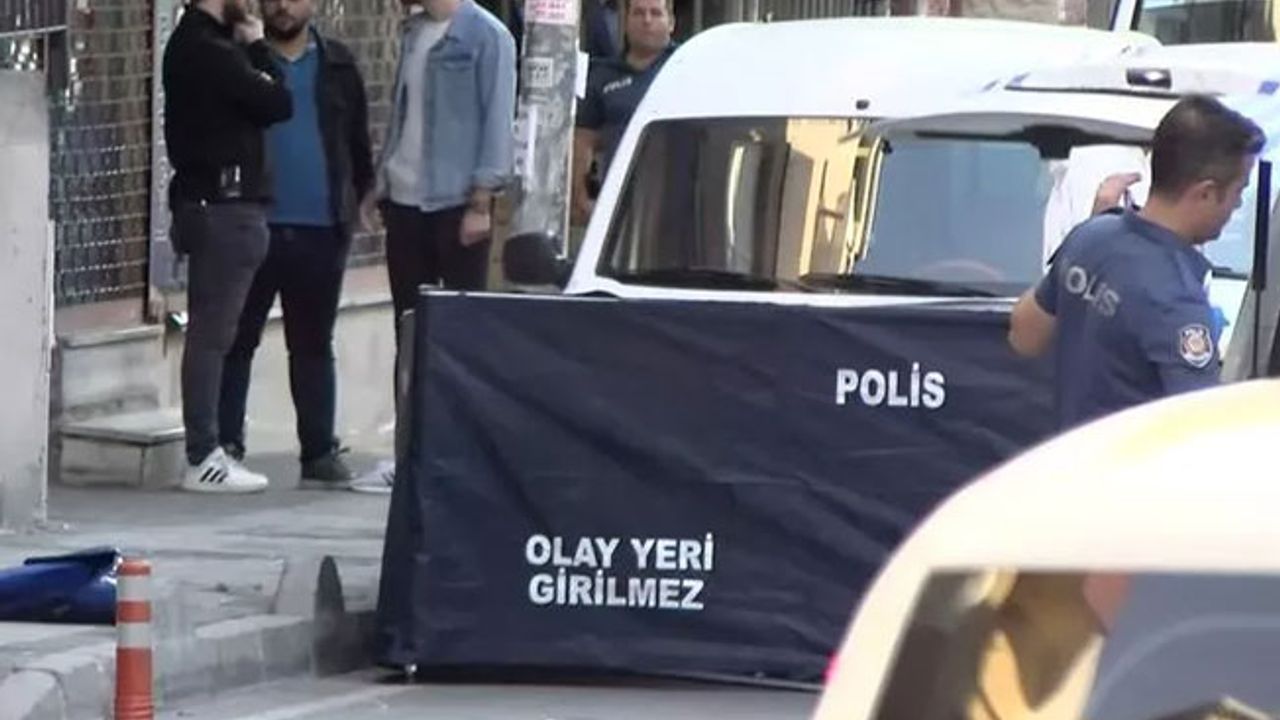Bağcılar'da bir kişi annesinin kafasını kesip balkondan attı