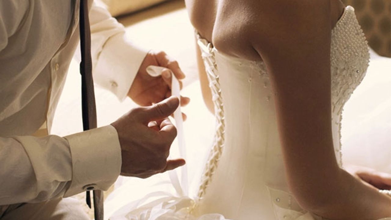 Bu gelenek pes dedirtti! Düğünden sonra gelinle damat değil başkası ilişkiye giriyor