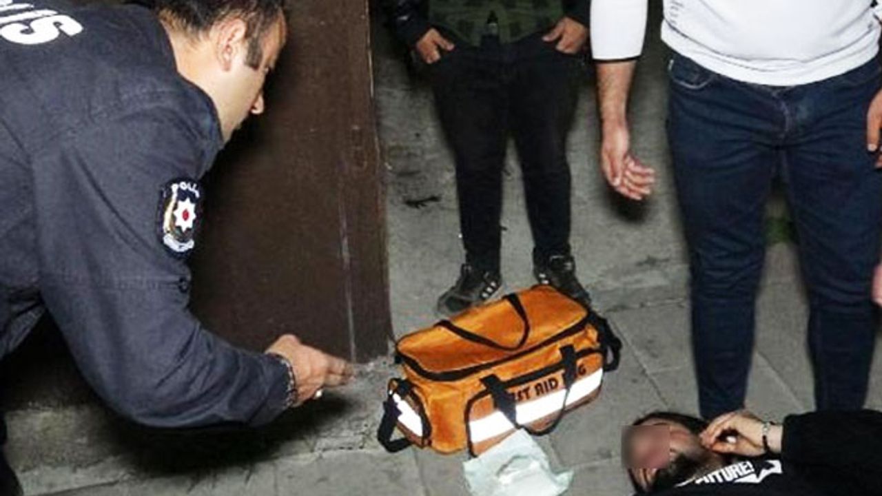 Erzurum'da bir gencin küpesiyle alay ettiler sonra bıçakladılar