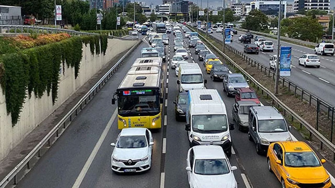 İstanbul'da yağmur trafiği aksattı, trafik yoğunluğu arttı