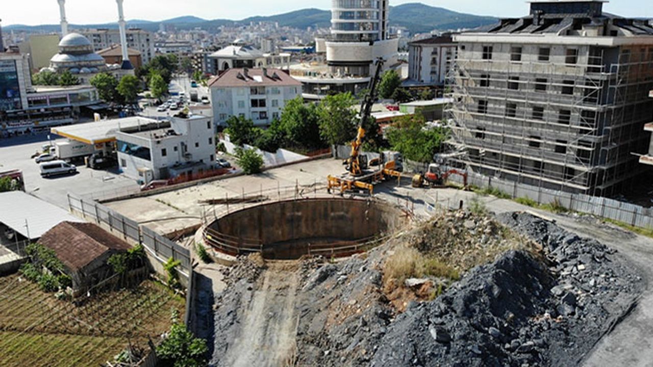 İstanbul Sancaktepe metro inşaatında vinç devrildi iki işçi öldü