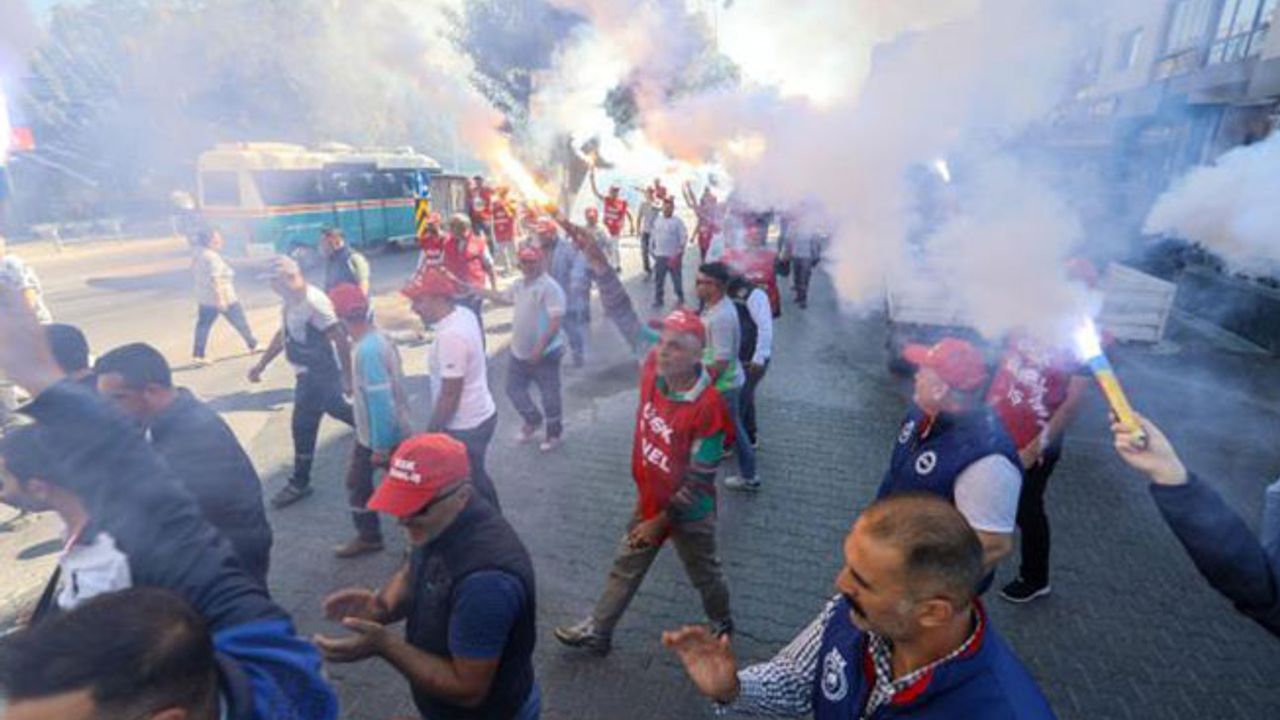 İzmir Buca'da belediye işçileri yeni maaşlarını meşale ve halaylarla kutladı