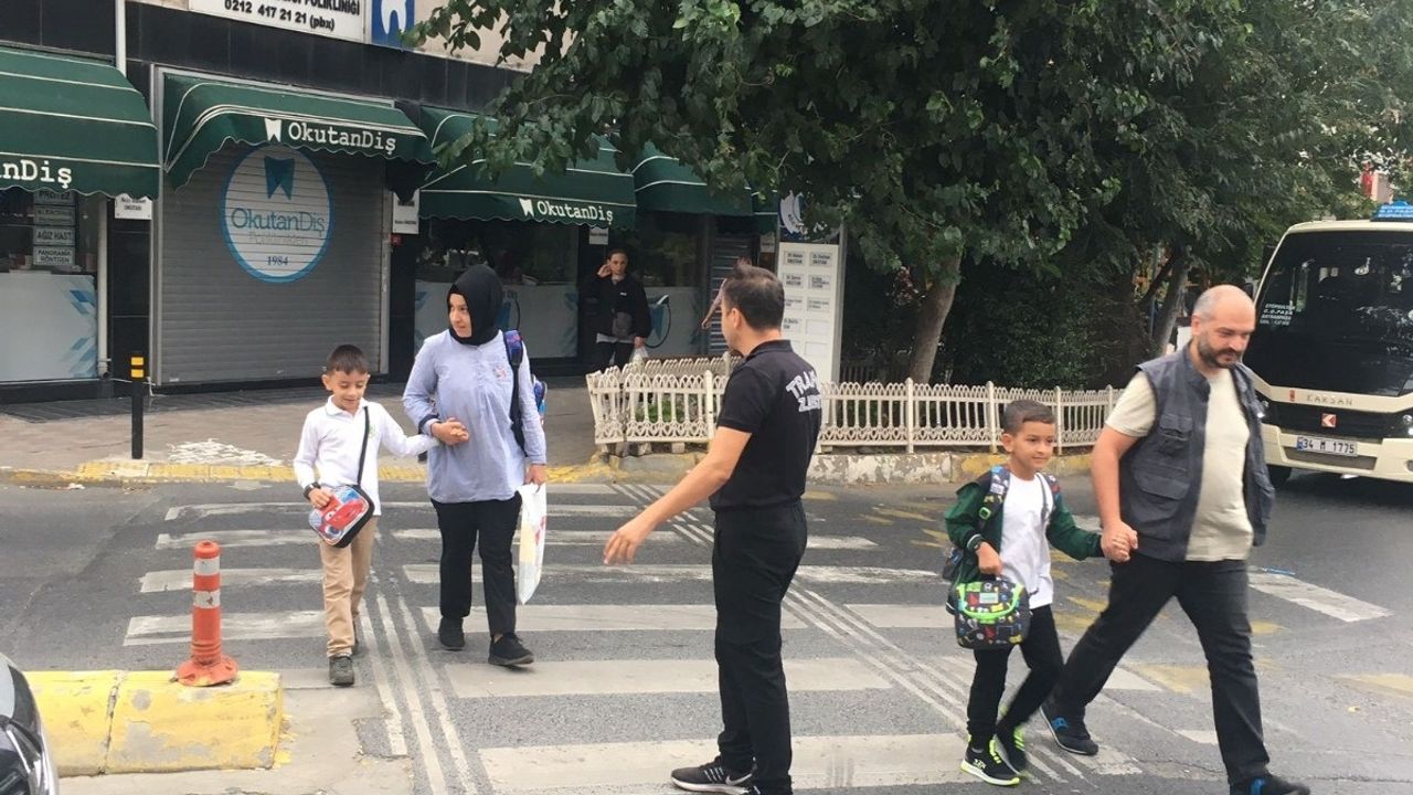 Okulun ilk günü çocuklar zabıtalara emanet