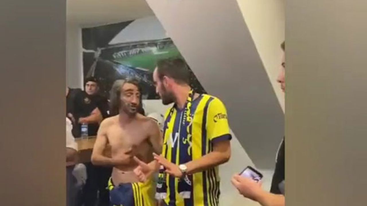 Rambo Okan fotoğraf çektirmek isteyen Fenerbahçe taraftarlarından ücret talep ediyor
