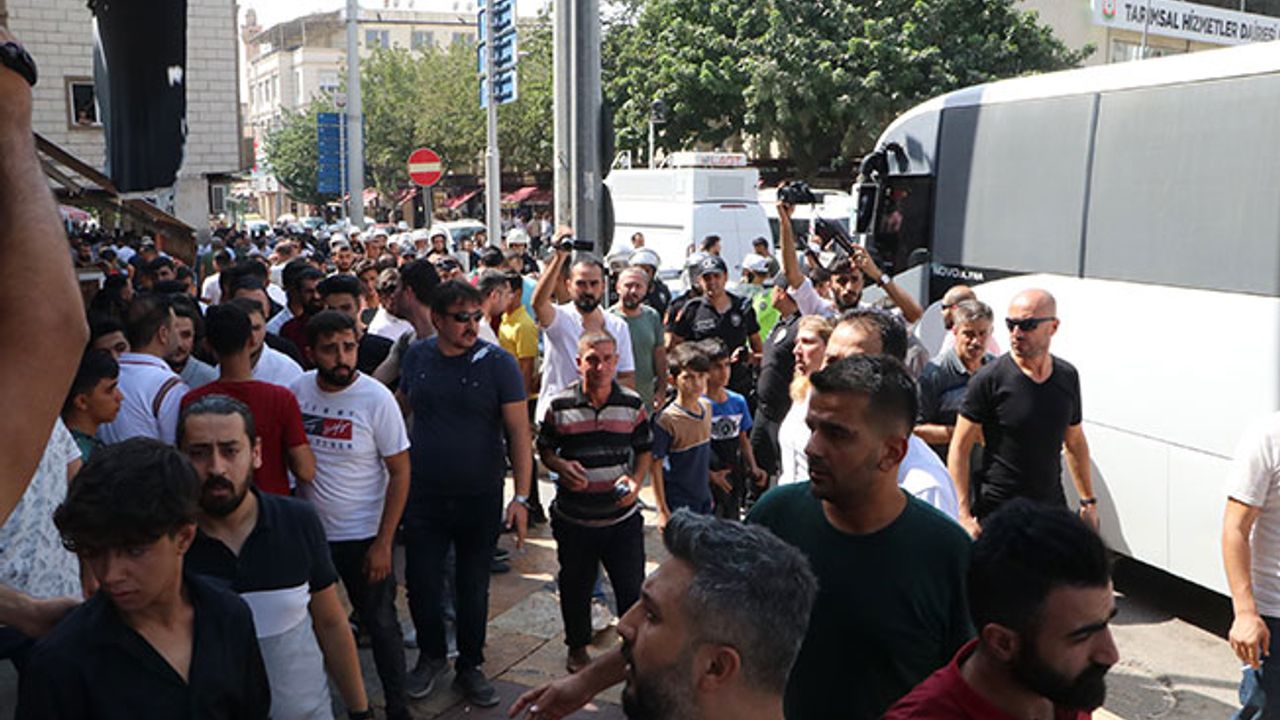 Şanlıurfa'da kaçak cep telefonu satan esnafla polis arasında gerginlik