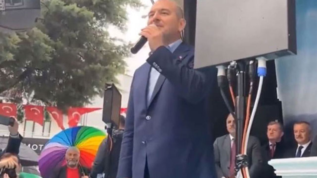 Süleyman Soylu'nun korumaları arkada görünen gökkuşağı şemsiyesini kapattırdı