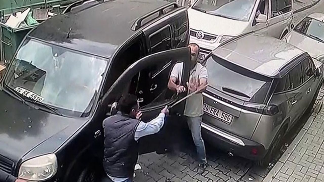Fatih'te yabancı uyruklu kağıt toplayıcısı bir vatandaşa döner bıçağıyla saldırdı