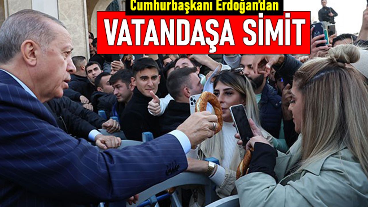 Cumhurbaşkanı Erdoğan'dan Taksim'de Cuma Namazı sonrası vatandaşa simit