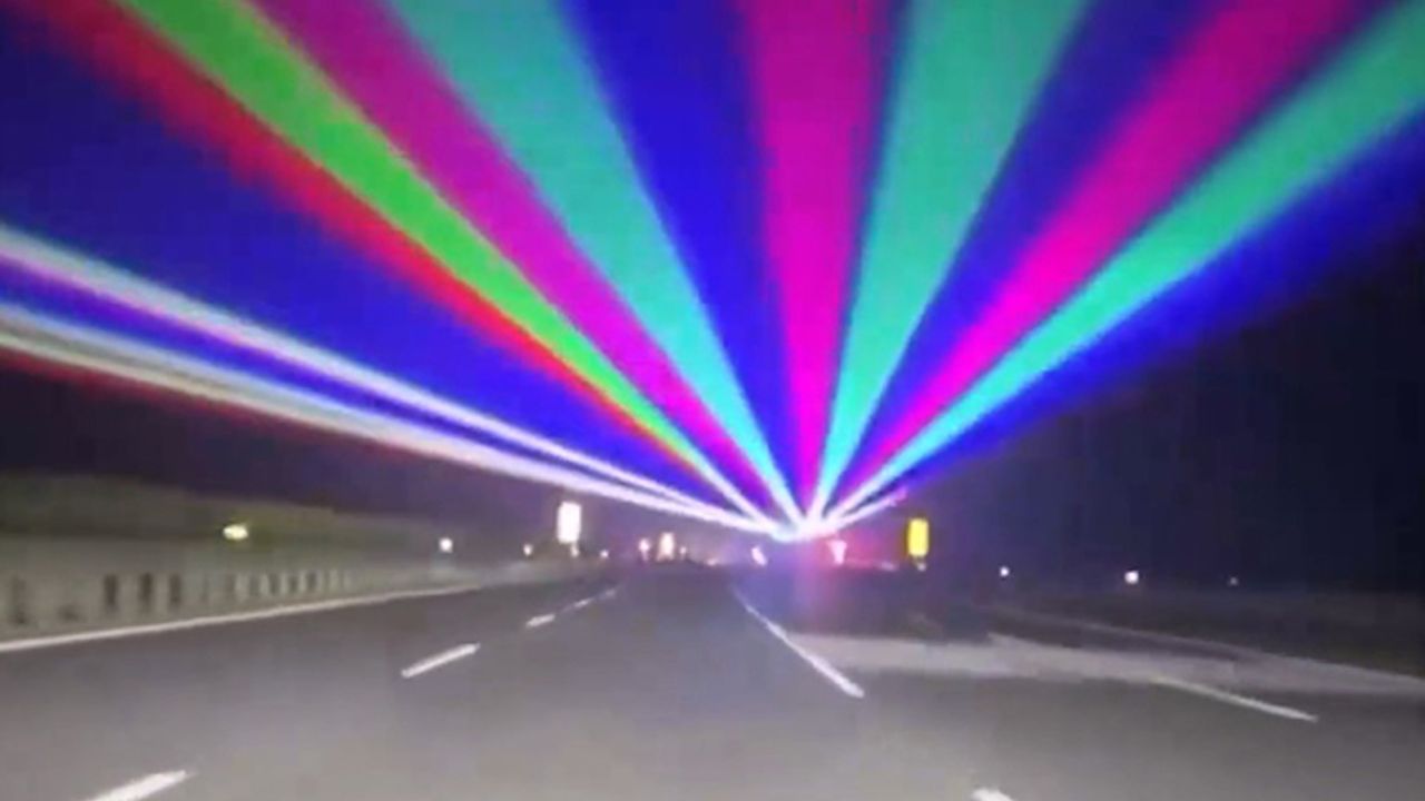 Çin'de sürücülerin uyumaması için otobanda lazer ışıklı uyarı sistemleri
