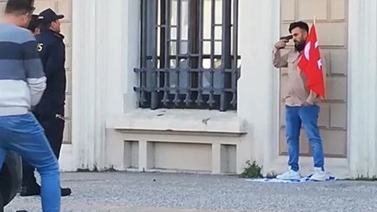 İzmir'de İsrail bayrağına basıp kafasına silah dayayan adam gündemde