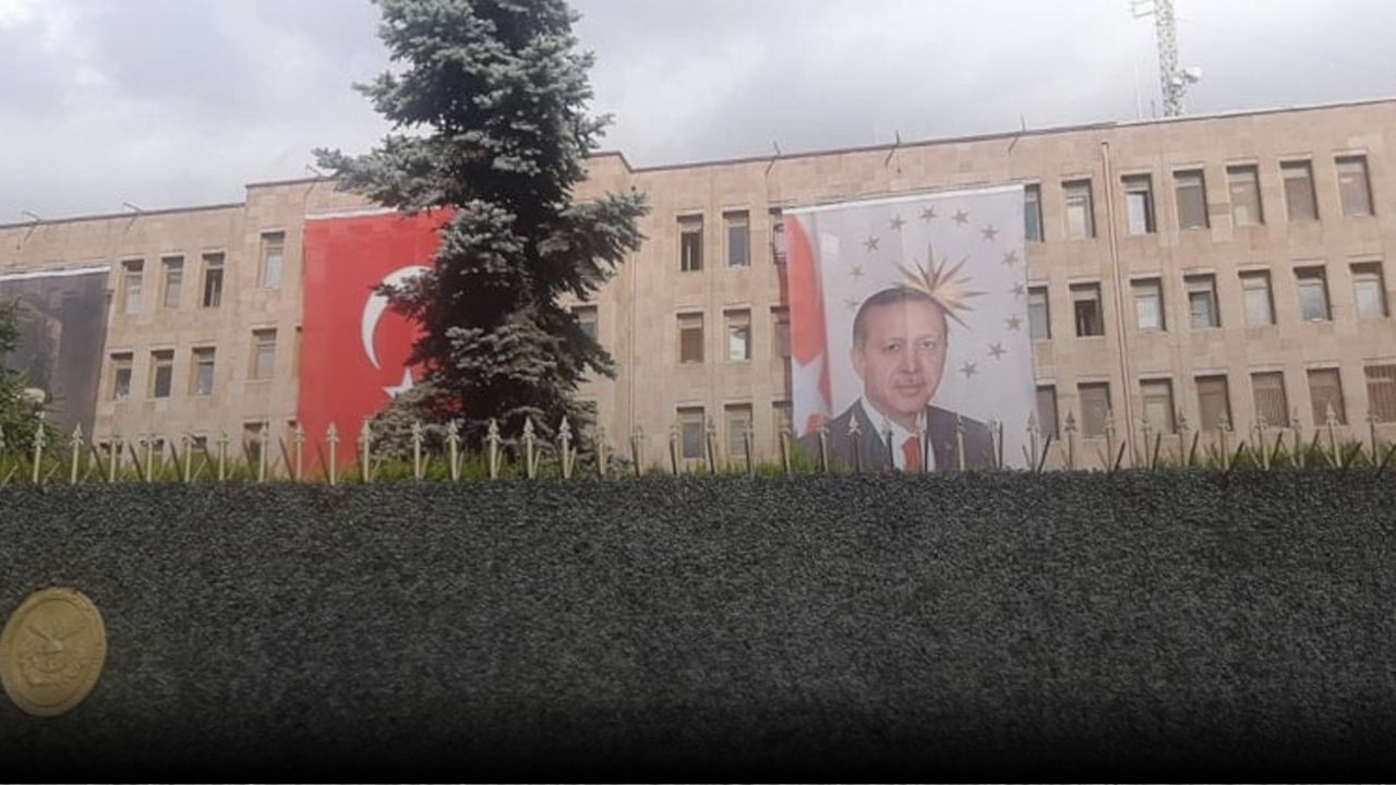 TSK tarihinde bir ilk; Erdoğan'ın fotoğrafı kuvvet komutanlıklarına asıldı
