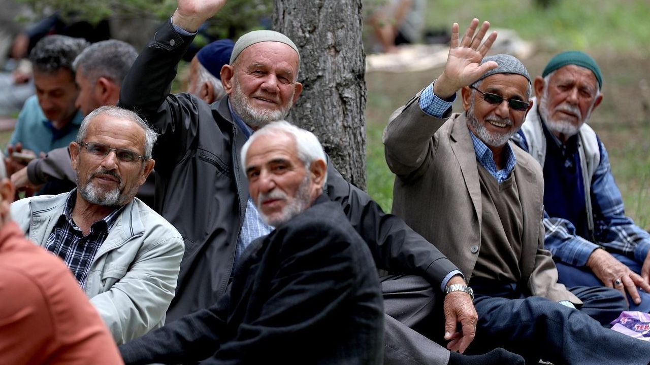 Meclis'te "Emekli" Tansiyonu: Kürsüye Yüründü, 20 Bin Lira Kabul Edildi!