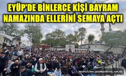 Bayram namazında müslümanlar camiye sığmadı