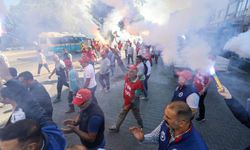 İzmir Buca'da belediye işçileri yeni maaşlarını meşale ve halaylarla kutladı