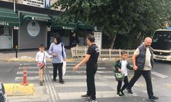 Okulun ilk günü çocuklar zabıtalara emanet