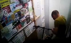 Sahibi yaralandı! Arızalanan elektrikli scooterın bomba gibi patlama anı kamerada