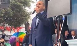 Süleyman Soylu'nun korumaları arkada görünen gökkuşağı şemsiyesini kapattırdı