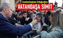 Cumhurbaşkanı Erdoğan'dan Taksim'de Cuma Namazı sonrası vatandaşa simit