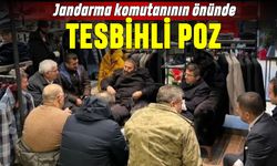 Jandarma komutanın önünde tesbihli poz gündemde
