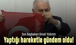 Binali Yıldırım Meclis'te Türk bayrağıyla İstiklal Marşı okudu