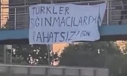 Türkler sığınmacılardan rahatsız pankartı asan gençler gözaltına alındı