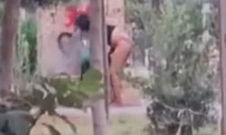 Adana'da bir kadın çocukların önünde çeşmeye girip çıplak duş aldı