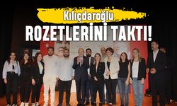 Kılıçdaroğlu, Şişli’de CHP’ye katılan yeni üyelere rozetlerini taktı