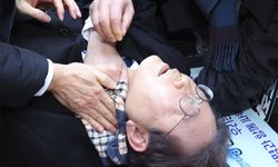 Muhalefet lideri herkesin gözü önünde boğazından bıçaklandı