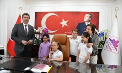 Çatalca'da 23 Nisan Coşkusu: Başkan Erhan Güzel Makamı Çocuklara Teslim Etti!