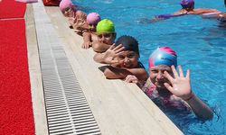 Ataşehir’de çocuklara ücretsiz yüzme kursu