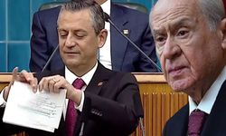 Özgür Özel'den şok hareket; Bahçeli'nin konuşmasını yırttı