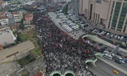 İfadesini veren Ekrem İmamoğlu seçim otobüsünde