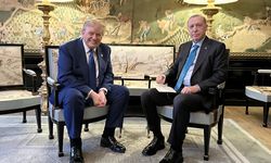 Erdoğan ile Trump'tan Hollanda'da mini zirve; Erdoğan'ın zarfı dikkat çekti