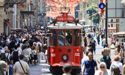 İstanbul’un 97 Yıllık Nostaljik Tramvayı Aslına Uygun Şekilde Yenilendi