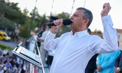 Beyoğlu'nda Konuşan Özel: “AKP’li Belediyelere Git de Göreyim”