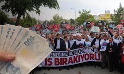 Devlet Memurları iş bıraktı Bakanlık önüne gitti
