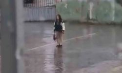 Iğdır'da bir çocuk yağmur altında İstiklal Marşı'na devam etti