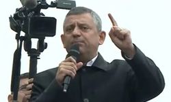 Özgür Özel Hatay'da Yağmur Altından Seslendi: Parayla Olmaz Yürekle Olur