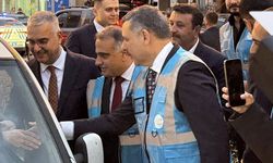 Bakan AK Parti Yeleğini Giyip İftarlık Dağıttı