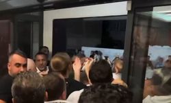 CHP İzmir İl Binalarında Atama Krizi: Özgür Özel’in Fotoğrafları İndirildi, Partililer Birbirine Girdi!