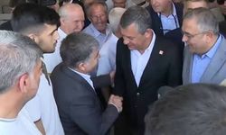 Mahkeme Kararı Sonrası Diyarbakır’da Özgür Özel İzdihamı: Yakasındaki Rozeti Çıkarıp Hediye Etti!