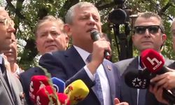 Özgür Özel’den Meclis Önünde Gövde Gösterisi: "Siz Olmasaydınız Kürsüyü Gasbedeceklerdi!"