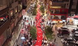 Bahçelievler'de 15 Temmuz'un 10. Yılında Dev Yürüyüş: CHP Binası Önünde Neden Siyah Çelenk Bırakıldı?