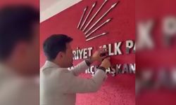 Trabzon Akçaabat'ta Ezber Bozan İstifa Eylemi: Tabeladaki Harfleri Sökerek 'Yeni Parti'ye Geçti