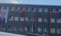 Arnavutköy'deki Okulda Bayrak Detayı Dikkat Çekti: Türk Bayrağı ve Atatürk Posteri Rüzgara Bırakıldı