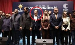 CHP Arnavutköy İlçe Başkanı Savaş Aras'ın AK Parti Kongresinde Rozet Taktığı Ortaya Çıktı