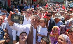 Özgür Özel'e Karamürsel'de İzdiham Yaratan Sevgi Seli: Korumalar Zor Anlar Yaşadı