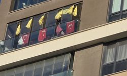 Sarı Torba Akımı Sokaklara Taştı: Stadyumdan Sonra Başakşehir'de Bir Balkona Asıldı