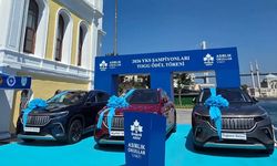 YKS 2026 Birincilerine Kabataş Erkek Lisesi'nde Büyük Ödül: 3 Şampiyona Togg Hediye Edildi!
