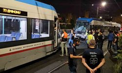 Zeytinburnu'nda Tramvay Kazası: Kafa Kafaya Çarpışan Araçlar Kaldırıldı, Hat Ulaşıma Açıldı